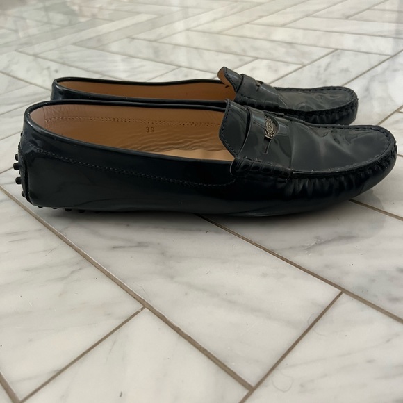 Tod’s navy patent leather driving penny loafers - Picture 4 of 10